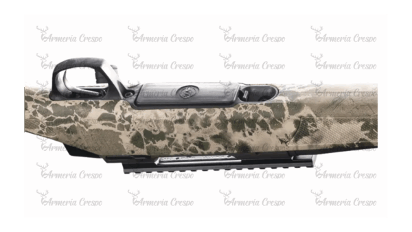 Rifle CVA Cascade LRXH con culata camuflada, lomo regulable y cañón Cerakote bronce.