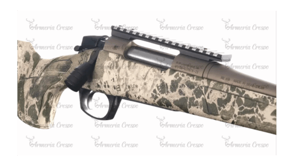 Rifle CVA Cascade LRXH con culata camuflada, lomo regulable y cañón Cerakote bronce.
